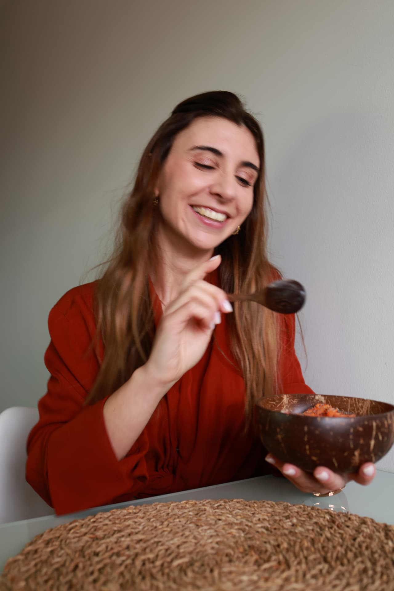 Flávia Santos a comer uma refeição numa taça de coco