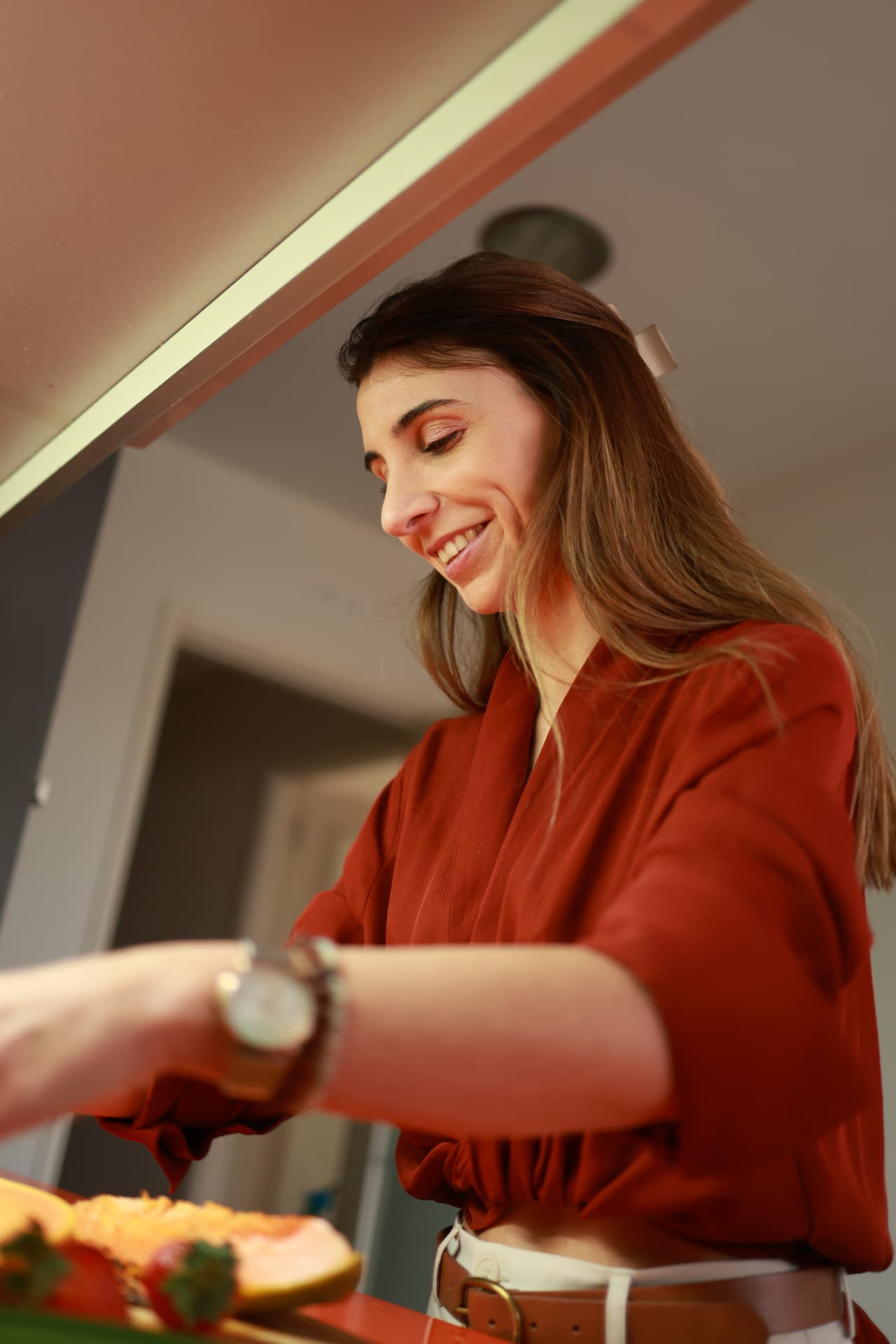 Flávia Santos a preparar fruta na cozinha